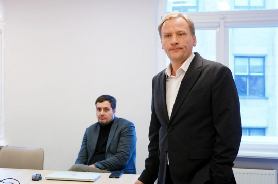 Jānis Siksnis (stāv) un Jānis Eglītis (sēž). Jānis Siksnis (stāv) un Jānis Eglītis (sēž).