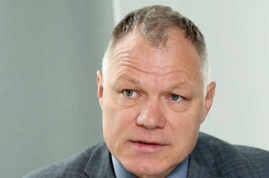 Jānis Ilsteris: "Kā pilsonis un nodokļu maksātājs izjūtu sāpi, kad ierēdņi vieglprātīgi izturas pret valsts naudu – bez sapratnes, ka, tērējot bezjēdzīgi, mazāk līdzekļu paliek sociālajām vajadzībām – izglītībai, veselības nozarei, aizsardzībai, drošībai. Kad atnācu uz Konkurences padomi, biju pārsteigts, ka neviens publiskais pasūtītājs nav cēlis prasību par nodarīto zaudējumu atlīdzināšanu pret iepirkuma kartelistiem."