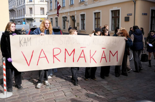 Protests pie Saeimas ēkas pret Latvijas iespējamo izstāšanos no Eiropas Padomes konvencijas par vardarbības pret sievietēm un vardarbības ģimenē novēržanu un apkarošanu.