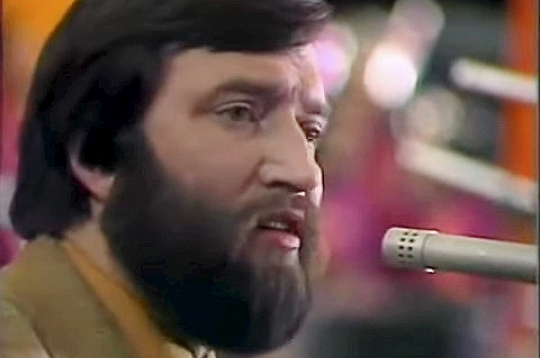 Uldis Stabulnieks ar dziesmu "Tik un tā" (Māras Zālītes vārdi) 1981. gada "Mikrofona" dziesmu aptaujā, kad tā kļuva par gada otru populārāko dziesmu Latvijā.