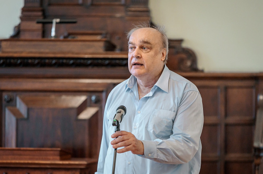 Latvijas Universitātes Vēstures un filozofijas fakultātes vēstures profesors, vēsturnieks Aivars Stranga par savu grāmatu teic, ka tā veltīta šķietami īsam laika posmam – no 1939. gada sākuma līdz 1940. gada jūnijam, tātad tikai pusotram gadam. Taču tas tomēr ir bijis neredzēti piesātināts laiks. "Bezizeja! Nebija nekādas izejas. Mūsu valsts tika iegrūsta katastrofā. Pie tā nav vainīgs Ulmanis, bet gan Staļins un Hitlers," grāmatas atvēršanas svētkos sacīja vēsturnieks, aicinot arī tagad atcerēties 1940. gada mācības.