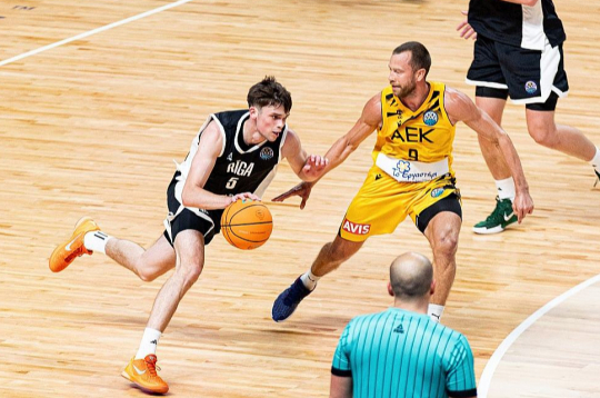 Jaunība pret pieredzi – Adrianam Andževam (no kreisās) pirmā spēle Čempionu līgā un lielajā Rīgas arēnā, viņam pretī 12 sezonas ULEB Eirolīgā spēlējušais Luks Lekavičs.