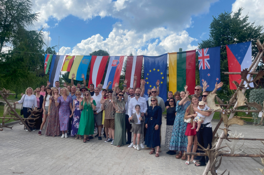 Daudznacionālā briežaudzētāju komanda šāgada jūlijā Mores pagasta "Saulstaros". Daudznacionālā briežaudzētāju komanda šāgada jūlijā Mores pagasta "Saulstaros".