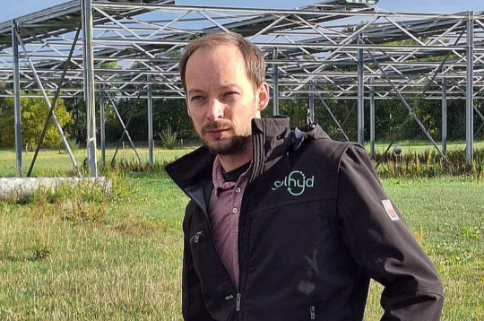 "Lai gan elektrolīzes process mums nav efektīvāks kā citiem, uz citu sistēmas elementu un īpašību rēķina mūsu iekārta kopumā spēj darboties gandrīz divas reizes efektīvāk. Piemēram, citās sistēmās izmantojamais ūdens ir jādestilē, bet mūsu sistēma darbojas ar ūdeni, kas absorbēts no gaisa," skaidro pētnieks Jans Ronžē, viens no uzņēmuma "Solhyd" īpašniekiem. "Solhyd" pirmsākumi meklējami Lēvenes Universitātes paspārnē.
