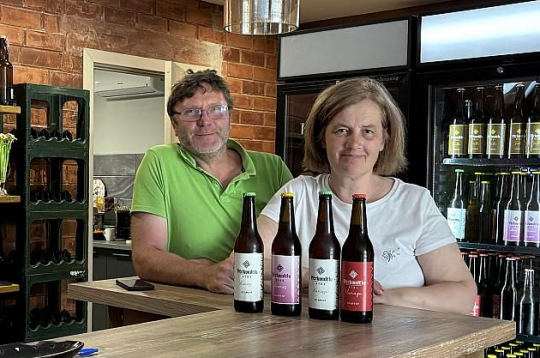 Lai ienāktu Latvijas piesātinātajā alus tirgū, bija nepieciešams spēcīgs nosaukums, kas saistīts ar Latvijas vēsturi, alus brūvēšanu un uzņēmuma attīstību, spriež alus darītavas "Pērkondēlu alus" saimnieki Kristīna Rubina-Apinīte un Normunds Apinītis.