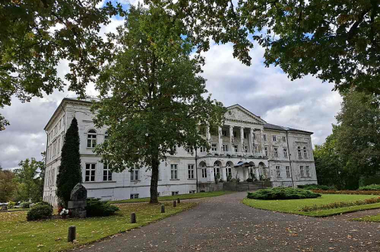 Gaujienas Jaunajā pilī zvans vairs neaicina skolēnus uz stundām, tā nodota izsolē, kas notiks jau šā gada decembrī.