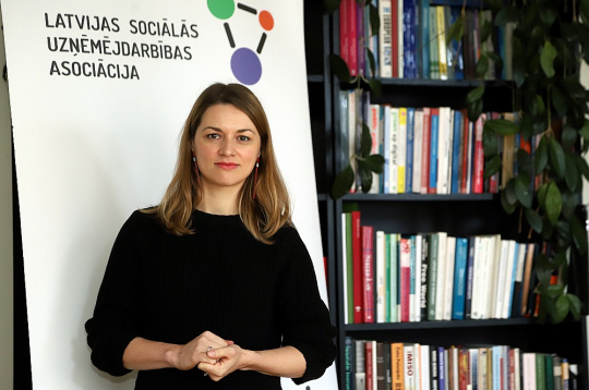 Latvijas Sociālās uzņēmējdarbības asociācijas vadītājas vietniece Līva Švarce: "Labāk veicināt sociālo uzņēmējdarbību, tādējādi palīdzot dažādu sociālo grupu nodarbinātībai un integrācijai sabiedrībā, nevis to pašu summu izmaksāt dažādos pabalstos un tik un tā vienlaikus saskarties ar to, ka dažas sociālās grupas paliek neintegrētas, kas, starp citu, nozīmē arī veselības aprūpes izmaksu palielināšanos."
