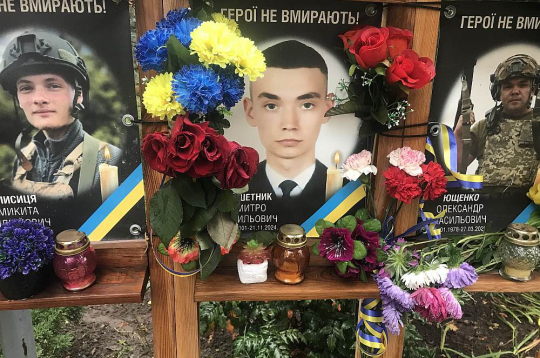 Kritušo karavīru portreti – visā Ukrainā tādu ir ļoti daudz…
