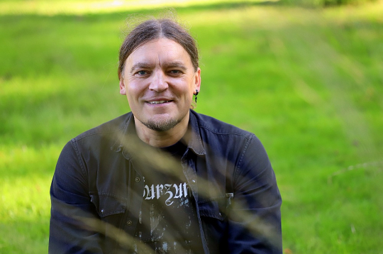Lauris Ābele: "Katram radošajam cilvēkam ir savs "plecs". Viņu nesauc par brāli, teiksim, tas var būt režisors ar operatoru vai konsultants. Kāds, ar ko pārbaudīt savas idejas, vai jūs esat uz viena viļņa. Ar kuru var saprasties no pusvārda. Savs cilvēks."