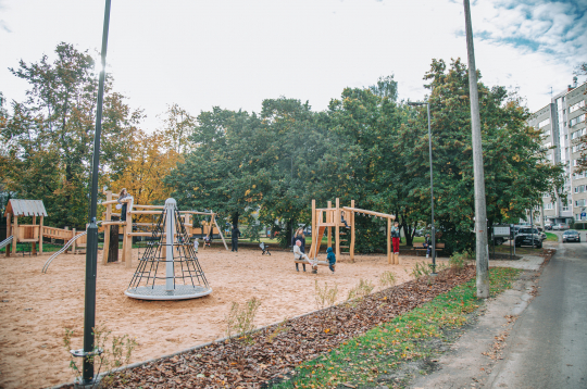 Bērniem tapis jauns rotaļu laukums Mīlgrāvī. Rudens. Daudzdzīvokļu nams. 