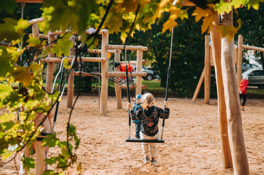 Jauns rotaļu laukums Mīlgrāvī. Rudens. 