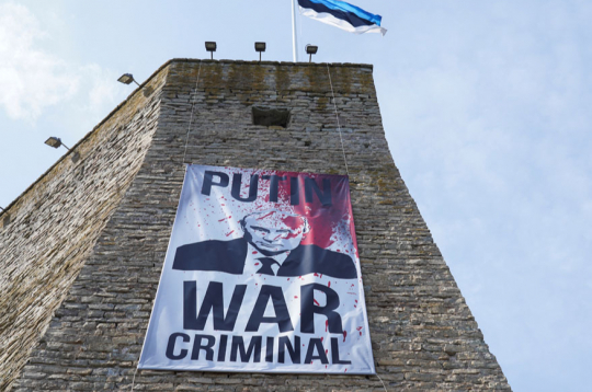 Igaunijas pilsētā Narvā uz cietokšņa mūra, ko var labi apskatīt no
Krievijas puses, izvietots Krievijas diktatora Vladimira Putina attēls un uzraksts “Putins – kara noziedznieks”. Vairāk nekā 90% Narvas iedzīvotāju ir krievvalodīgie, bet vietējie iedzīvotāji uzsver, ka Narva ir Igaunijas pilsēta.