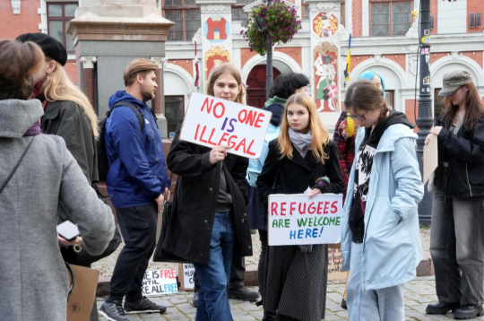 Rātslaukumā pie Rīgas domes notiek protests "Migrācija ir cilvēktiesības".