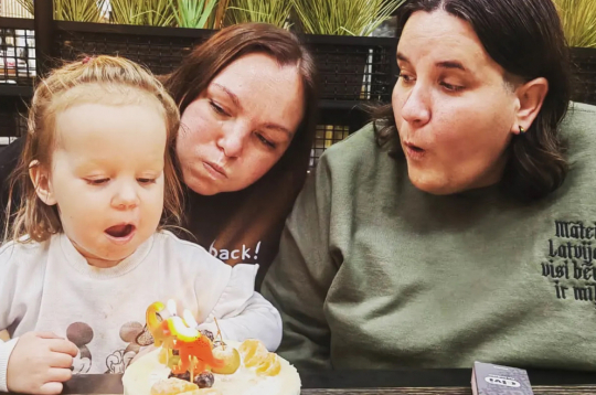 Janas un Lilitas ģimenē aug meitiņa Amēlija, un abas ir mīlošas mammas. Janas un Lilitas ģimenē aug meitiņa Amēlija, un abas ir mīlošas mammas.