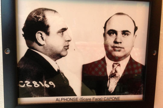 Pats Als Kapone tiešā veidā nav piedalījies ne “piena karos”, ne marķējuma lobēšanā, jo no 1931. līdz 1939. gadam viņš par izvairīšanos no nodokļu maksāšanas sēdēja cietumā.