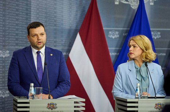 Pēc valdības vadītājas pārmetumiem, ka labklājības ministrs nav devies pārstāvēt Latviju Eiropas Savienības ministru sanāksmē, Reinis Uzulnieks valdības sēdē sacīja, ka LGBTQ jautājumi nav viņa prioritāte. Evika Siliņa vēl piebilda – ja ministram tā nav prioritāte, tad varot izdarīt secinājumus.