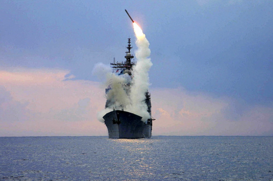 Raķešu "Tomahawk" palaišana no ASV raķešu kreisera "USS Cape St. George" Irākas kara laikā 2003. gada 23. martā. Militārie eksperti norāda, ka Ukrainai šādas raķetes, ja tās tiks iegūtas, nāksies palaist no iekārtām uz sauszemes.