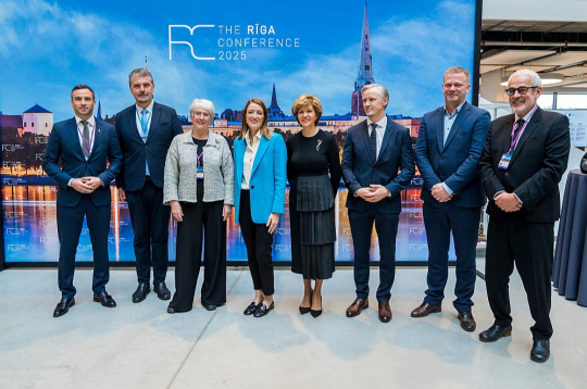 Pirms Rīgas konferences EP priekšsēdētāja Roberta Metsola (ceturtā no kreisās) tikās ar Eiropas Parlamenta deputātiem no Latvijas – Robertu Zīli (no labās), Reini Pozņaku, Rihardu Kolu, Inesi Vaideri, Sandru Kalnieti, Ivaru Ijabu un Mārtiņu Staķi.
