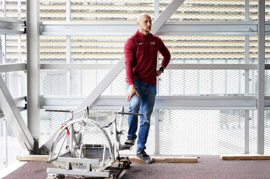 Latvijas izlases treneris Emīls Cipulis jauno bobslejistu atlases testos pavasarī pie kamanu trenažiera. Vēl pirms diviem gadiem Emīls kļuva par pasaules vicečempionu, bet nu spēris pirmos soļus trenera arodā.