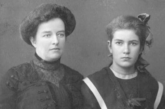 Alise Sūna (1869–1956) un viņas meita Ženija Sūna (1898–1975). Rīga, ap 1914. gadu. Alise Sūna (1869–1956) un viņas meita Ženija Sūna (1898–1975). Rīga, ap 1914. gadu.