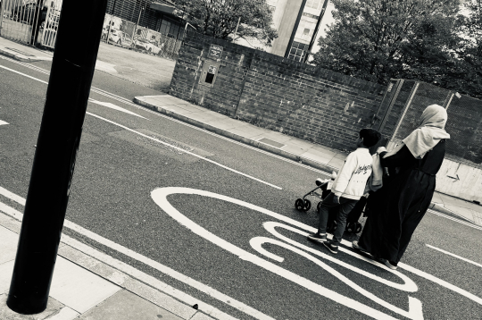 Lielbritānija, Londona. Migrantu kopienas mijiedarbojas ar vietējiem iedzīvotājiem Whitechapel rajonā. Lielbritānija, Londona. Migrantu kopienas mijiedarbojas ar vietējiem iedzīvotājiem Whitechapel rajonā.