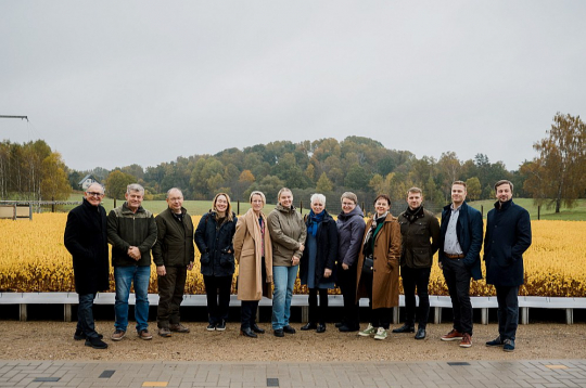 Foruma dalībnieki apmeklē "Latvijas Finiera" kokaudzētavu "Zābaki" Krimuldas pagastā.