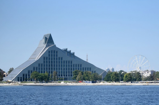 Skats uz Latvijas Nacionālo bilbliotēku un Rīgas panorāmas ratu.