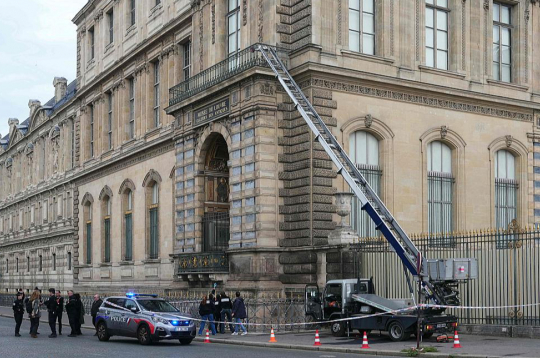 Luvrā zagļi svētdien ielauzušies pa logu, šim nolūkam izmantojot pacēlāju.