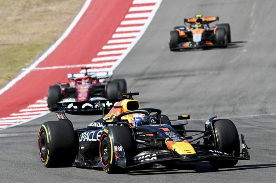 Četrkārtējais F-1 čempions Makss Verstapens ar savu "Red Bull" bolīdu pēdējos četros posmos ir spējis atspēlēt 64 punktu deficītu kopvērtējumā. Tiesa, piecus etapus līdz sezonas beigām viņš no austrālieša Oskara Piastri kopvērtējumā joprojām atpaliek par 40 punktiem.