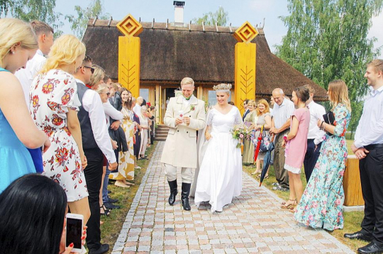 Atbilstoši CivillikumaM Latvijā laulības ar juridiskām sekām var reģistrēt astoņas konfesijas, tagad tām pievienojas arī dievturi. Satatisttika liecina, ka reliģiskās savienības 2023. gadā kopā reģistrējušas 982 laulības. Salīdzinājumam – pēc Centrālās statistikas pārvaldes datiem Latvijā kopā 2023. gadā reģistrētas 10 762 laulības. Attēlā: laulības dievturu tradīcijās jeb vedības.