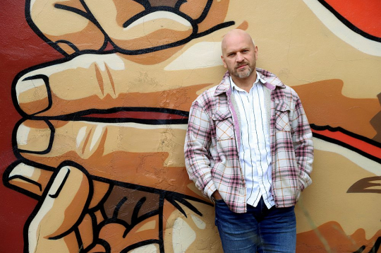 Lauris Dzelzītis: "Smieties jau var arī par pašironiju, un zināmā mērā iestudējumu tiešām var nosaukt par komēdiju."