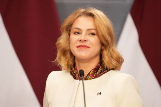 Valsti stūrē Evika Siliņa, kuras dēls pienācīgā līmenī ārzemēs spēlē futbolu.