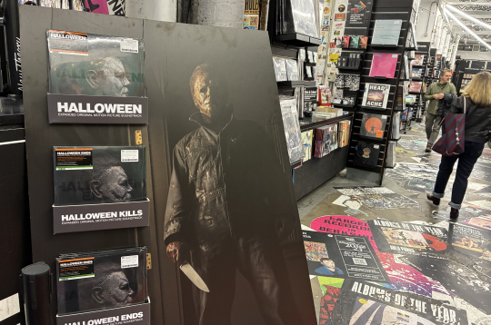 Mūzikas ierakstu veikals Londonā. Halovīnu tēma. Mūzikas ierakstu veikals Londonā. Halovīnu tēma.