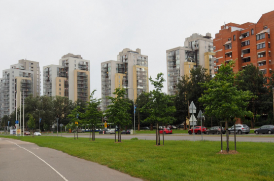 Dzīvojamo ēku komplekss Anniņmuižas bulvārī 28, 30, 32 un Kleistu ielā 2. Arhitekti: Zane Kalinka, Vita Rauhvargere, 1987–1988.