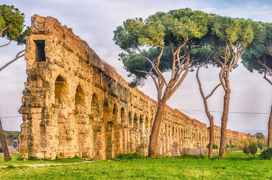 Akvedukta paliekas Romā. Akvedukta paliekas Romā.