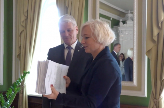 Iedzīvotāju paraksti iesniegti Saeimas priekšsēdētājai Daigai Mieriņai. 