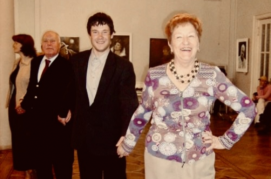 Ingrīda Edīte Saulīte ved tautas dejas sacīkstes "Vedam danci" vērtēšanas komisiju, 2008. gads.
