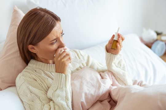 Klasiski iesnas sākas ar deguna aizlikumu, spiedošu sajūtu galvā, šķaudīšanu, acu asarošanu, ožas traucējumiem. Klasiski iesnas sākas ar deguna aizlikumu, spiedošu sajūtu galvā, šķaudīšanu, acu asarošanu, ožas traucējumiem.