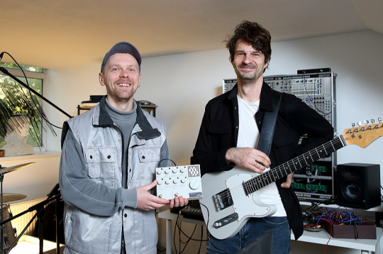 "Esam iecerējuši ar laiku uzbūvēt lielāku uzņēmumu un ieiet arī citās elektronisko mūzikas instrumentu tirgus nišās. Mūsu ambīcija ir pēc pieciem līdz septiņiem gadiem kļūt par vienu no vadošajiem Eiropas ģitāras pedāļu ražošanas uzņēmumiem, kura apgrozījums sasniedz padsmit miljonus eiro gadā," neslēpj "Mentha Works" līdzīpašnieki Matīss Tazāns un Toms Lazdovskis.