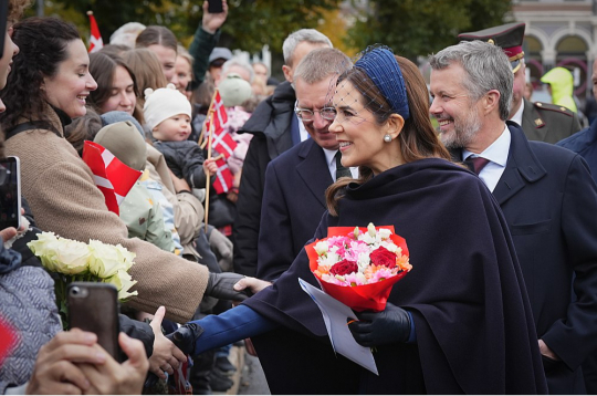 Dānijas karalis Frederiks X un Dānijas karaliene Mērija, kā arī Latvijas Valsts prezidents Edgars Rinkēvičs pēc ziedu nolikšanas pie Brīvības pieminekļa sasveicinājās arī ar rīdziniekiem un Rīgas viesiem. Dānijas karalis Frederiks X un Dānijas karaliene Mērija, kā arī Latvijas Valsts prezidents Edgars Rinkēvičs pēc ziedu nolikšanas pie Brīvības pieminekļa sasveicinājās arī ar rīdziniekiem un Rīgas viesiem.