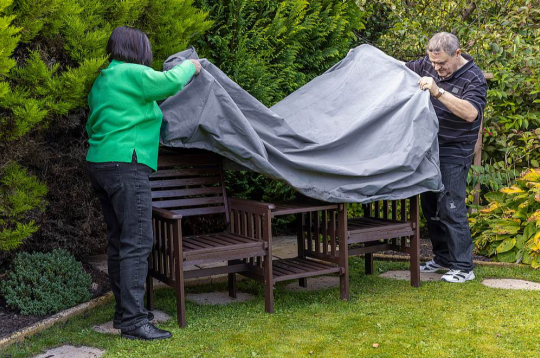 Pareizi sagatavot ziemai āra mēbeles ir ne mazāk svarīgi kā parūpēties par košumaugu ieziemošanu.