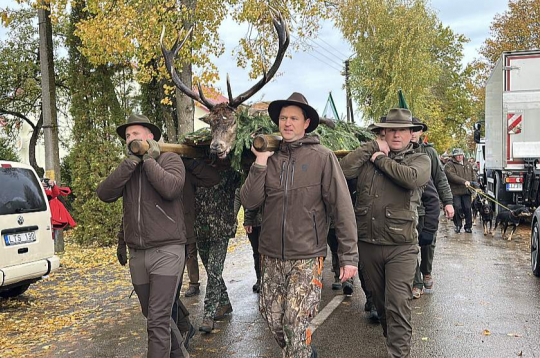 Pasākums sākās ar emocionālu gājienu, kurā tika nests medījums un skanēja medību ragu mūzika – cieņas apliecinājums dzīvniekam un medību tradīcijām.