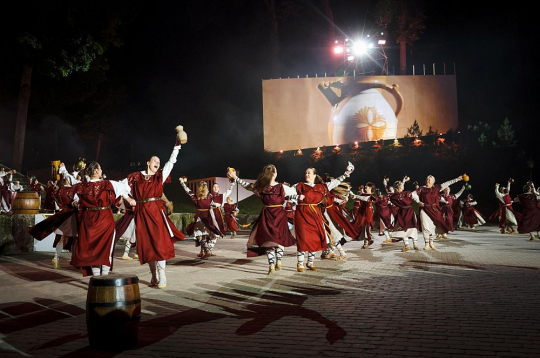 Skats no koncertuzveduma "Māls" (idejas autore un režisore – Inga Cipe, scenogrāfs – Didzis Jaunzems, mūzikas autori – Haralds Sīmanis, Mārtiņš Miļevskis, Laura Jēkabsone, Kaspars Bārbals, mākslinieciskais vadītājs – Reinis Rešetins), kas šovasar daudziem cēsniekiem lika justies "lepniem par vietu un laiku, kurā dzīvojam". Skats no koncertuzveduma "Māls" (idejas autore un režisore – Inga Cipe, scenogrāfs – Didzis Jaunzems, mūzikas autori – Haralds Sīmanis, Mārtiņš Miļevskis, Laura Jēkabsone, Kaspars Bārbals, mākslinieciskais vadītājs – Reinis Rešetins), kas šovasar daudziem cēsniekiem lika justies "lepniem par vietu un laiku, kurā dzīvojam".