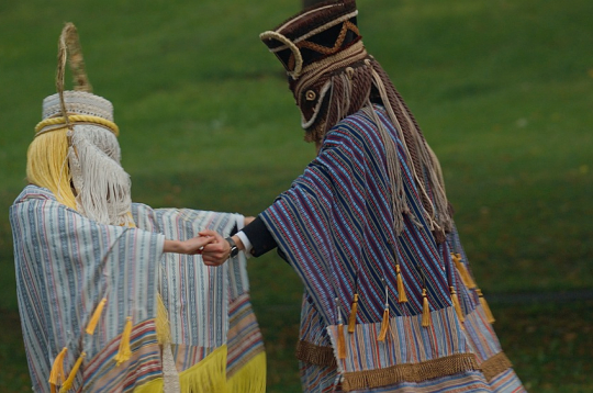 Kristas Burānes dokumentālajā filmā "Visi putni skaisti dzied" aktieri Elīza Dombrovska, Artūrs Čukurs, Anna Klišāne, Rūta Dišlere un Armands Siliņš-Bergmanis, tērpti Pamelas Butānes dizainētos tērpos, personalizē katru putnu, ļaujot iepazīt un iejusties katrā arī individuāli.