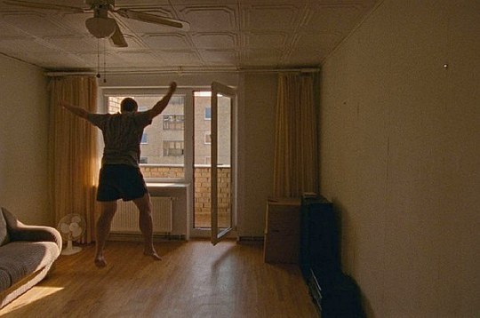 Kadrs no "Riga IFF" uzvarētājas – Vitauta Katkus spēlfilmas "Viesis". Kadrs no "Riga IFF" uzvarētājas – Vitauta Katkus spēlfilmas "Viesis".