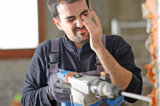 Nereti acīs nokļūst arī metāla skaidas, kad cilvēki kaut ko slīpē, izmanto metāla drāšu birsti, urbj metālā, neizmantojot aizsargbrilles. Nereti acīs nokļūst arī metāla skaidas, kad cilvēki kaut ko slīpē, izmanto metāla drāšu birsti, urbj metālā, neizmantojot aizsargbrilles.