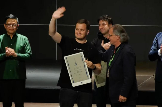 Latvijas jauniešu kora "Kamēr..." mākslinieciskais vadītājs un diriģents Jurģis Cābulis Tolosā, saņemot Eiropas koru "Grand Prix" balvu.