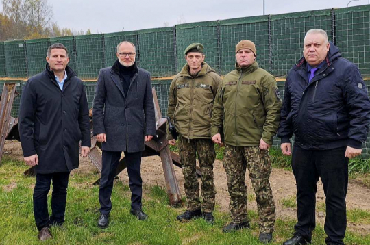 Ludzas novada domes priekšsēdētājs Edgars Mekšs (no kreisās), aizsardzības ministrs Andris Sprūds ar militārpersonām Opuļu robežapsardzības punktā. Ludzas novada domes priekšsēdētājs Edgars Mekšs (no kreisās), aizsardzības ministrs Andris Sprūds ar militārpersonām Opuļu robežapsardzības punktā.