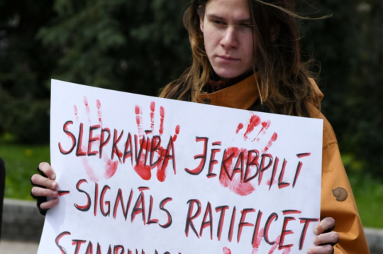 Stambulas konvenciju Latvijas parlaments ratificēja 2023. gada rudenī. Iespējams, tajā vasarā un rudenī par ratificēšanu tik daudz nerunātu, ja vien nebūtu notikusi traģēdija Jēkabpilī, kas satrieca visu Latvijas sabiedrību. Attēlā: piketētājs Daugavpilī 2023. gada 2. maijā piedalās akcijā par Stambulas konvencijas ratifikāciju. Stambulas konvenciju Latvijas parlaments ratificēja 2023. gada rudenī. Iespējams, tajā vasarā un rudenī par ratificēšanu tik daudz nerunātu, ja vien nebūtu notikusi traģēdija Jēkabpilī, kas satrieca visu Latvijas sabiedrību. Attēlā: piketētājs Daugavpilī 2023. gada 2. maijā piedalās akcijā par Stambulas konvencijas ratifikāciju.