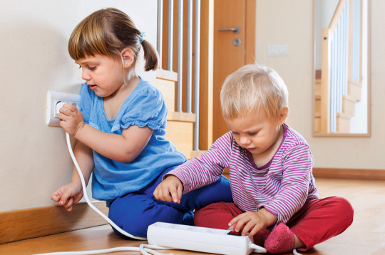 Rozetēm un pagarinātājiem obligāti jābūt ar bērnu aizsardzību, lai bērns nevarētu rozetē iespraust naglu, adatu vai citu priekšmetu.
